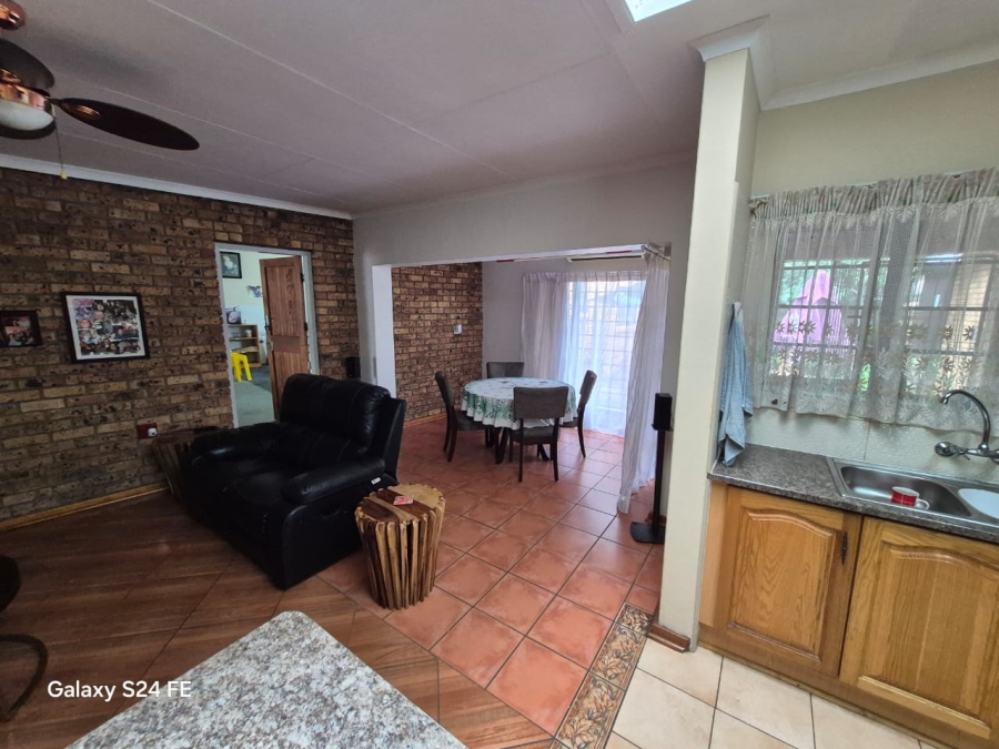 4 Bedroom Property for Sale in Geelhoutpark North West